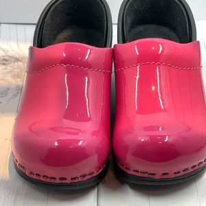 Dansko Gitte Pink Girls Patent Leather  Clog. Size 10 Toddler